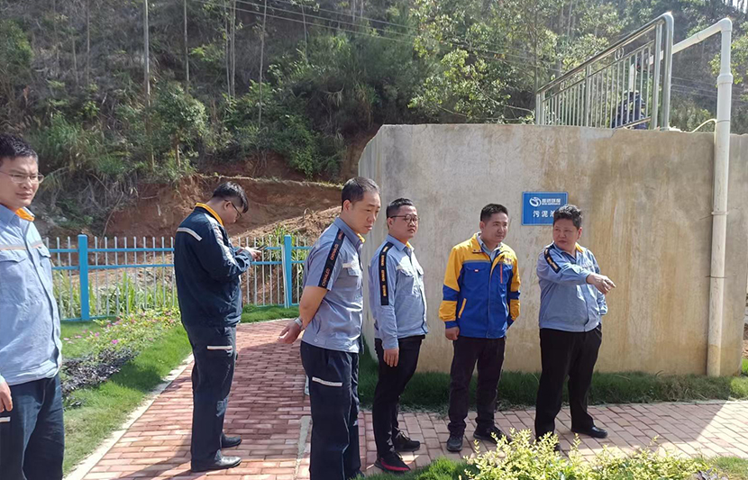 廣西稀土總經(jīng)理杜棟斌一行蒞臨挺進環(huán)保廣西兩安稀土礦區(qū)尾水收集處理站視察指導(dǎo)