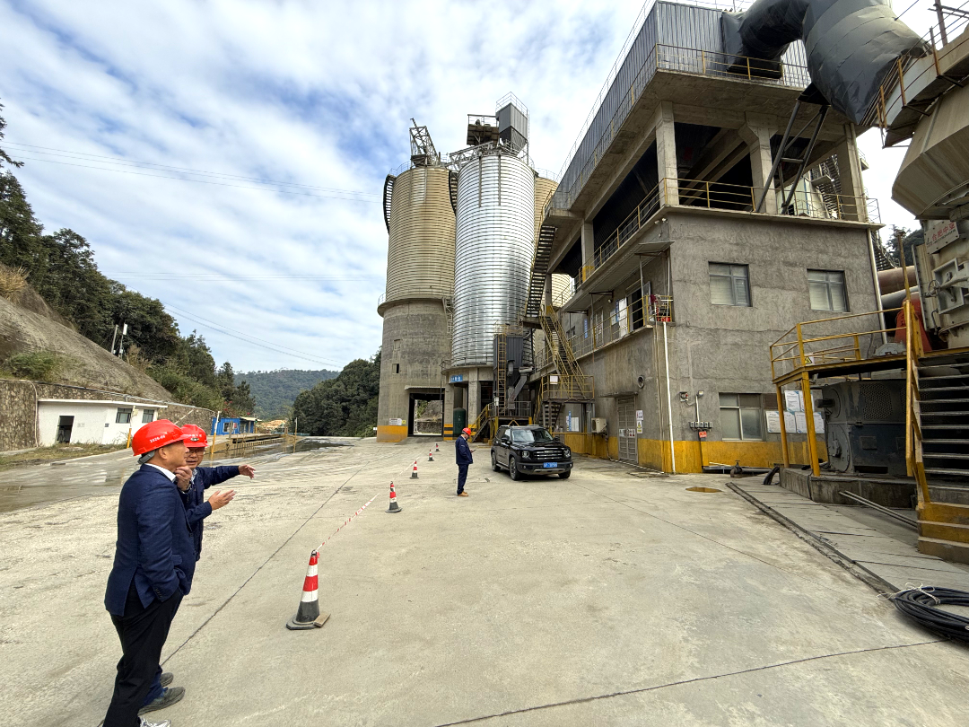 集團董事長、總裁李平深入天高礦業新材料產業園天宏科技公司調研